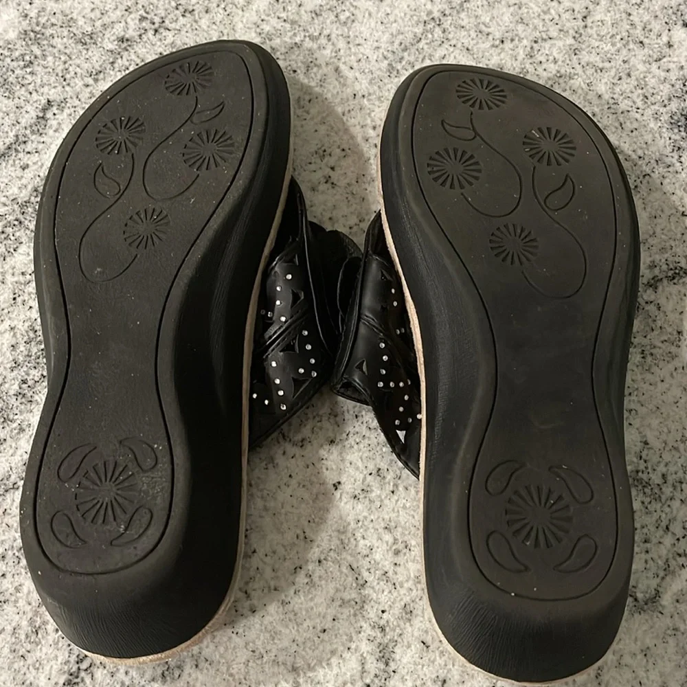 Cliffs by WHITE MOUNTAIN Black Floral Sandals - Picture 4 of 5